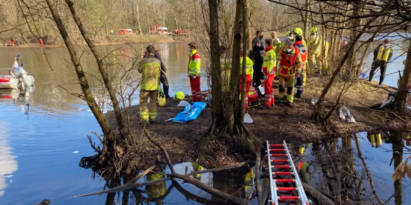 Viele Einsatzkr&auml;fte am Laher Teich